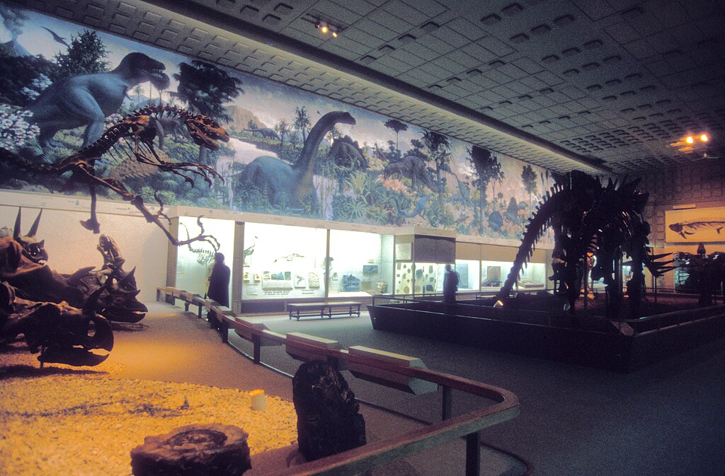 OVERALL VIEW OF THE DINOSAUR ROOM WITH THE FAMOUS MURAL – LARGEST OF ITS KIND IN THE WORLD. MURAL PAINTED IN 1941 BY RUDOLPH ZALLINGER