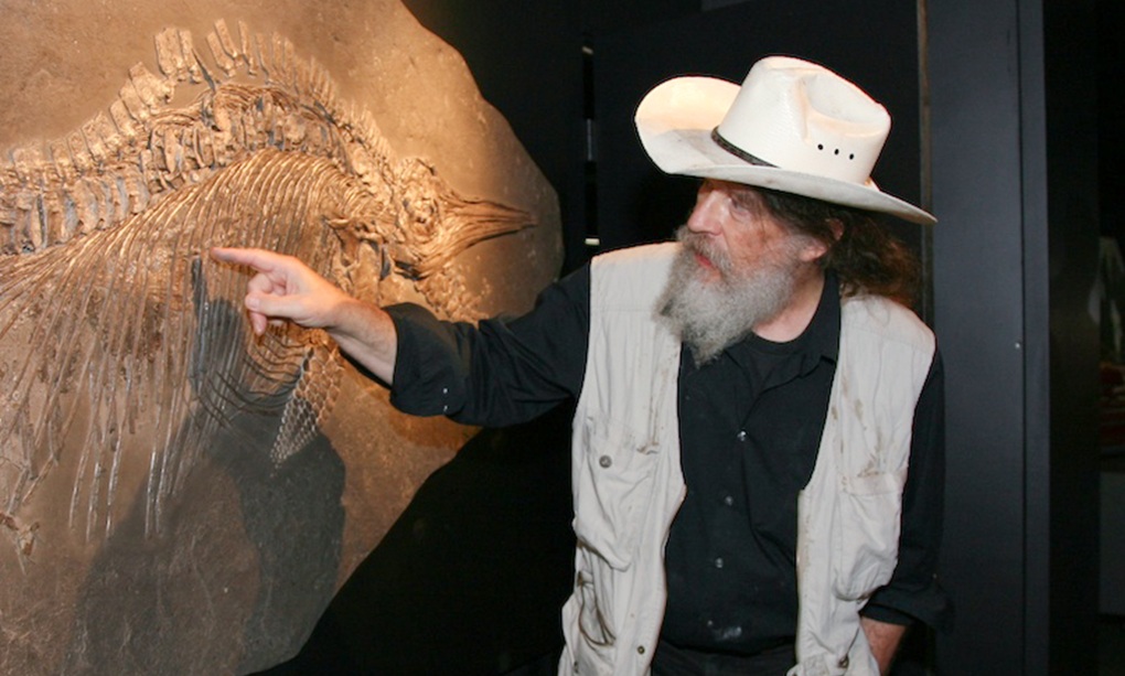 Dr._Bob_Bakker_pointing_to_fossil