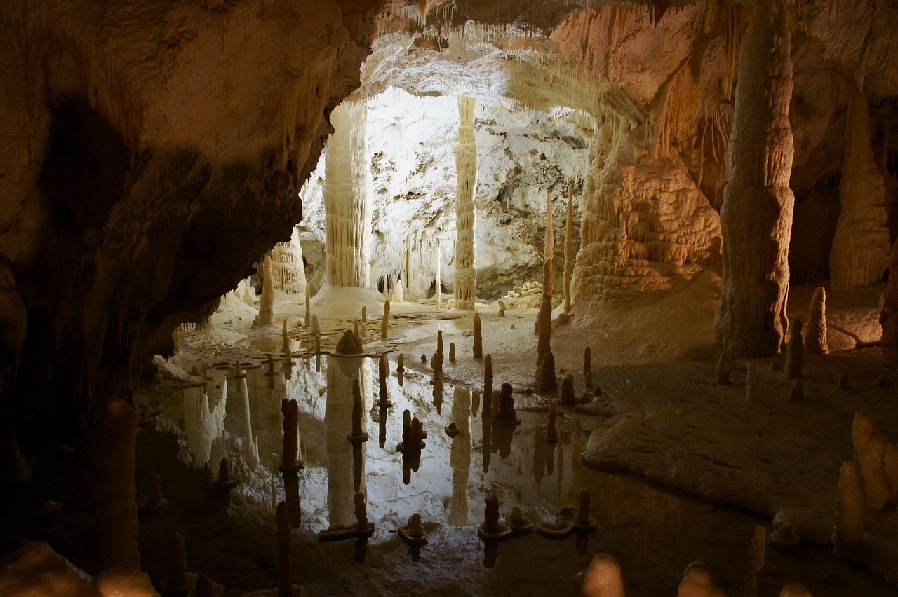 Cave Systems: Hidden Worlds Beneath the Surface (image credits: pixabay)