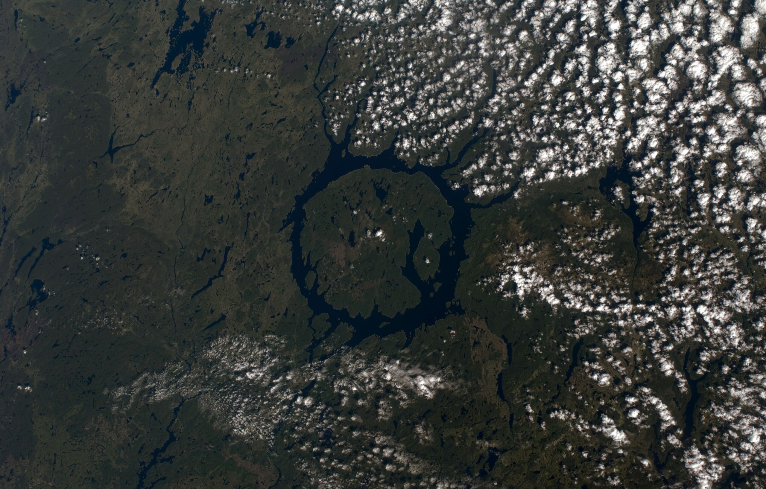 The Manicouagan Crater: Quebec's Frozen Time Capsule (image credits: By NASA/Expedition 17, Public domain, https://commons.wikimedia.org/w/index.php?curid=24960329)
