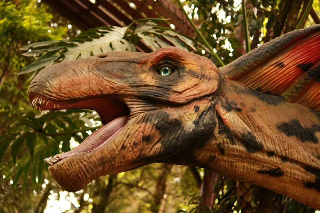 A close up of a dinosaur with its mouth open