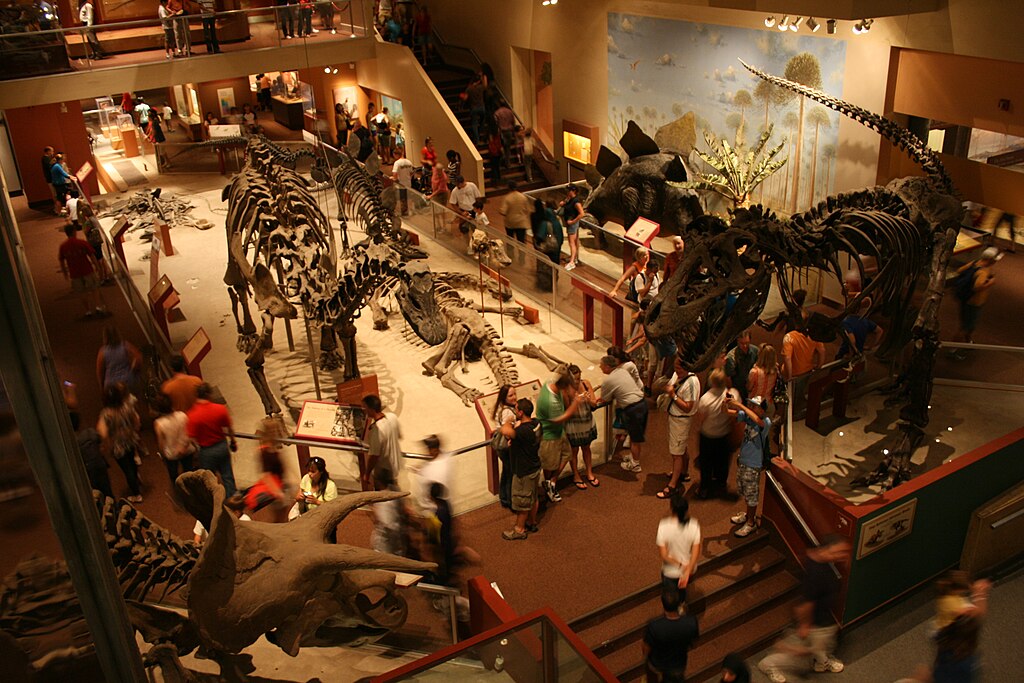 Smithsonian Institution - Where Missouri's First Dinosaur Lives (image credits: Smithsonian Institution Dinosaur Hall. Source: Wikimedia Commons)