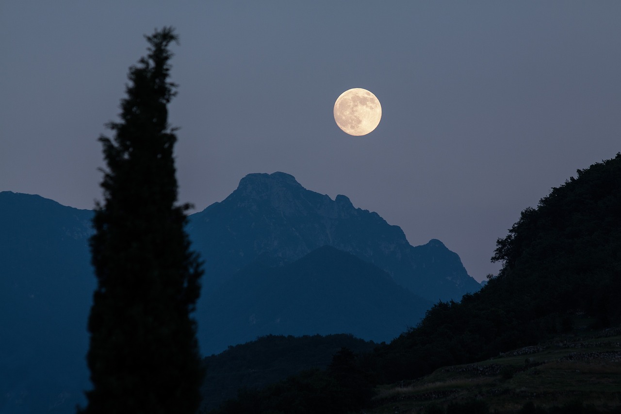 When the Moon Was Much Closer (image credits: pixabay)