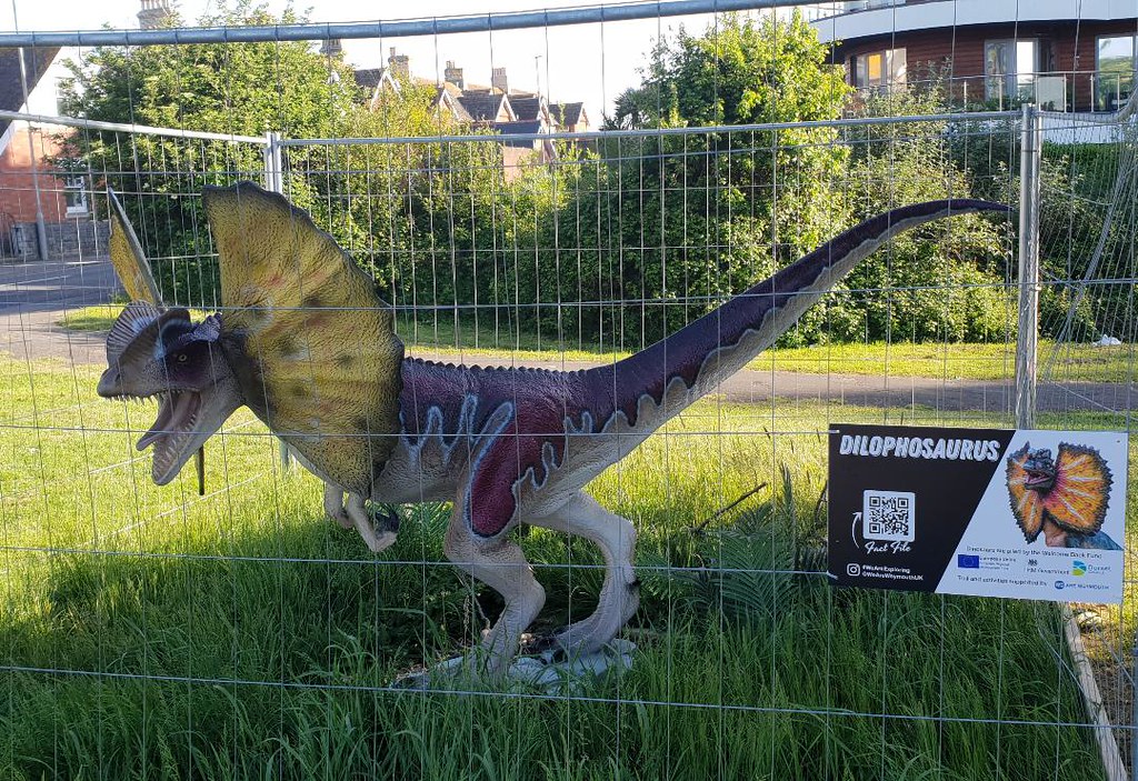 Dilophosaurus: The Deceptively Deadly Crested Hunter (image credits: flickr)