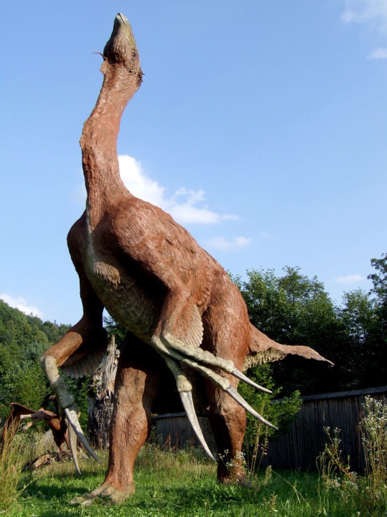 Therizinosaurus: The Giant Scythe-Handed Vegetarian (image credits: wikimedia)