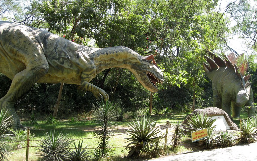 The Great Jurassic Battle Zone: When Predators Met Their Match (image credits: flickr)