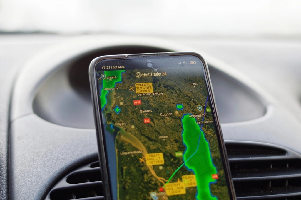 Your Phone's GPS Makes You a Daily Time Traveler (image credits: rawpixel)