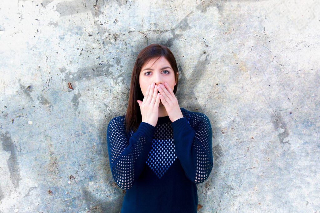 10 Psychological Gestures That Prove Someone is Lying to You