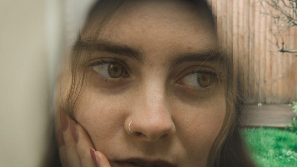 7 Body Language Signals That Reveal Hidden Anxiety