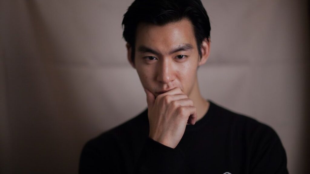 How to Decode Body Language: 8 Psychological Cues You're Missing