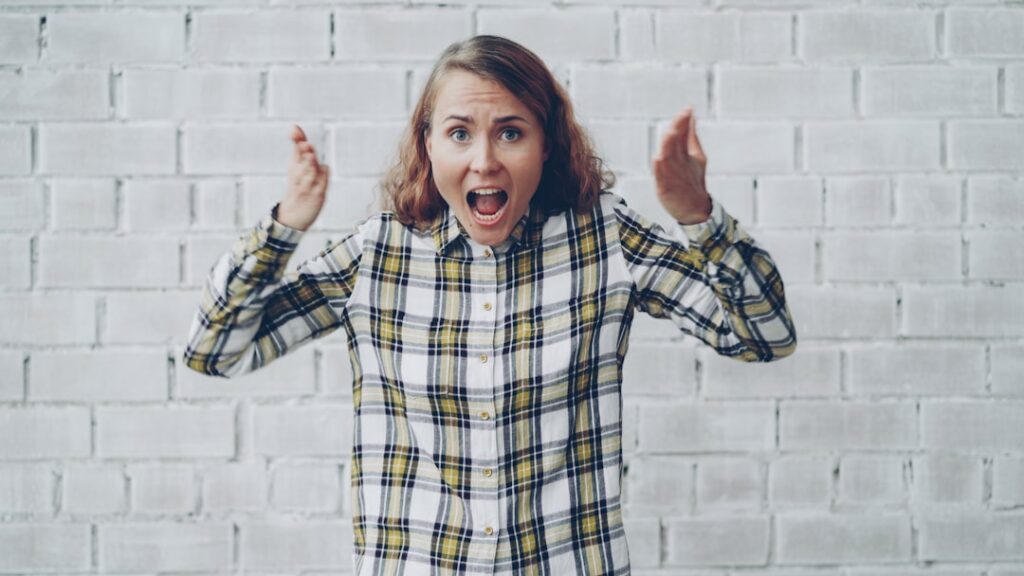 8 Things That Instantly Make Someone Look Low Class, According To Psychology