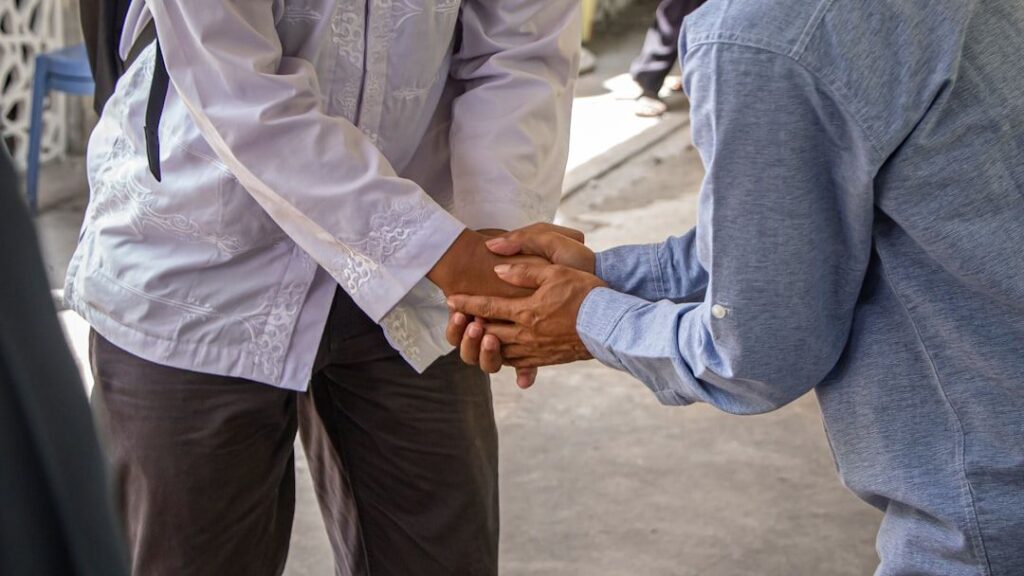 10 Ways to Recognize Genuine Kindness and Altruism in Others