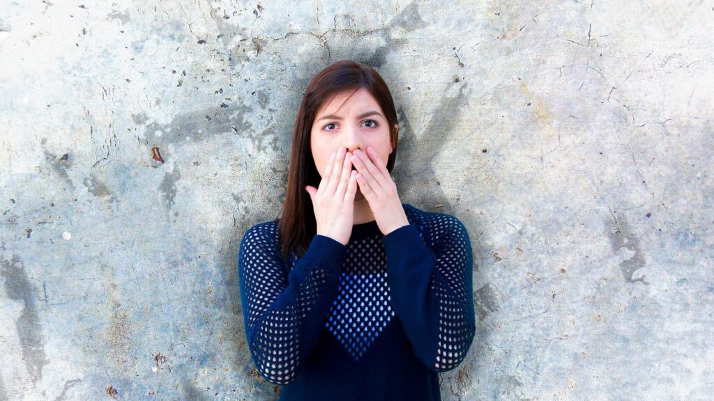 11 Body Language Cues That Instantly Reveal Someone's Hidden Agenda
