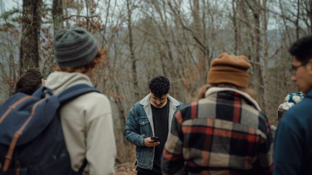 10 Social Habits That Push People Away