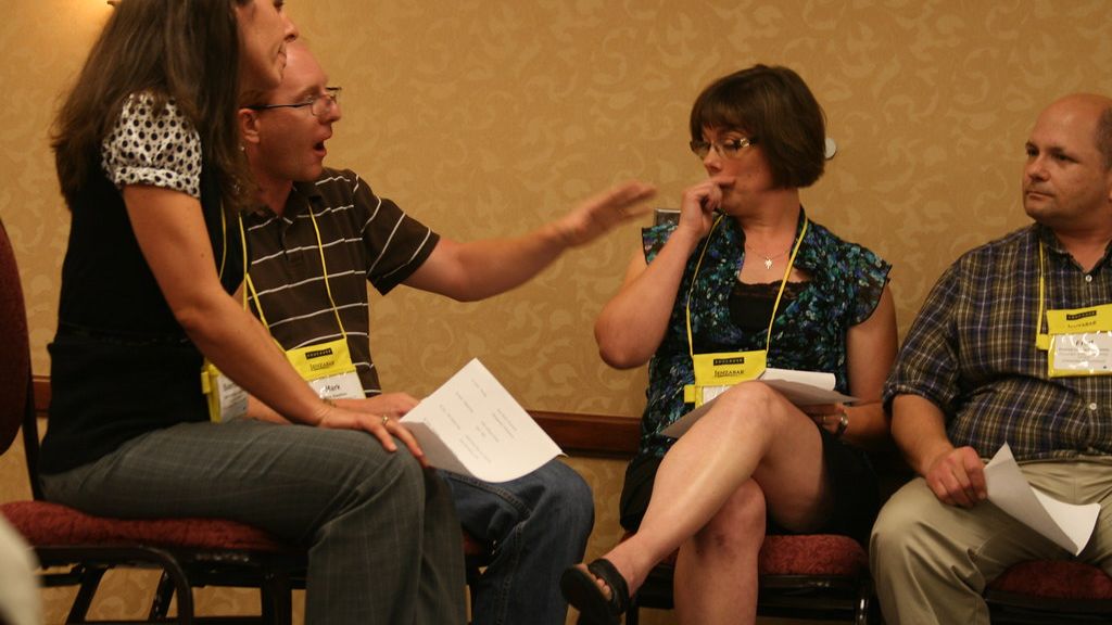 7 Ways to Spot a Manipulative Person in Your Social Circle