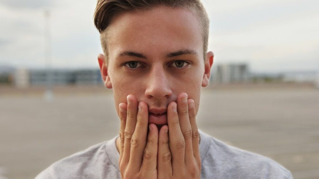 7 Gestures That Reveal Hidden Intentions