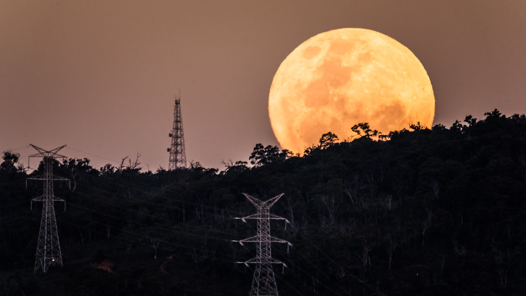 Australia's Celestial Lineup: Full Moon, Glowing Jupiter, and Binocular Targets This Week