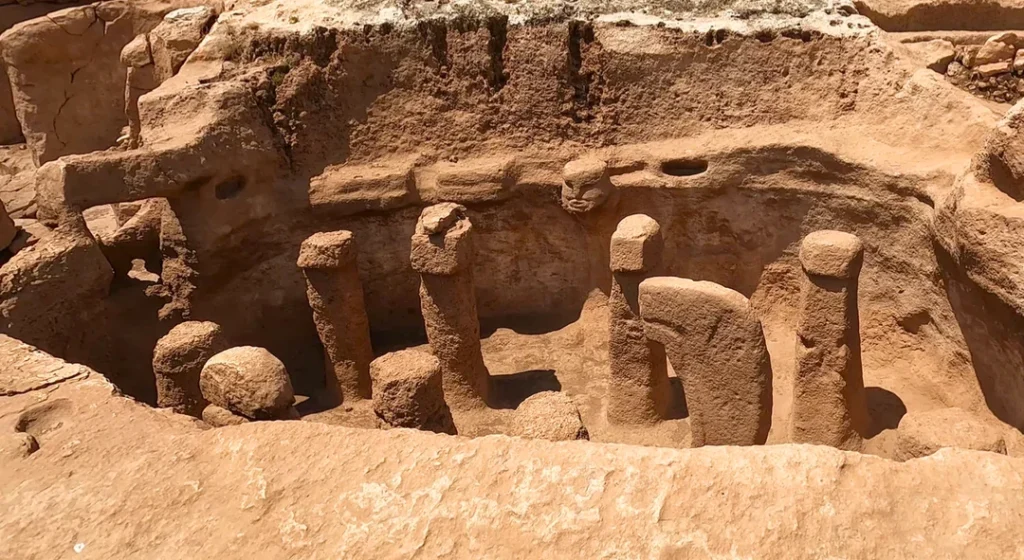 The Neolithic Amphitheater at Karahantepe 
