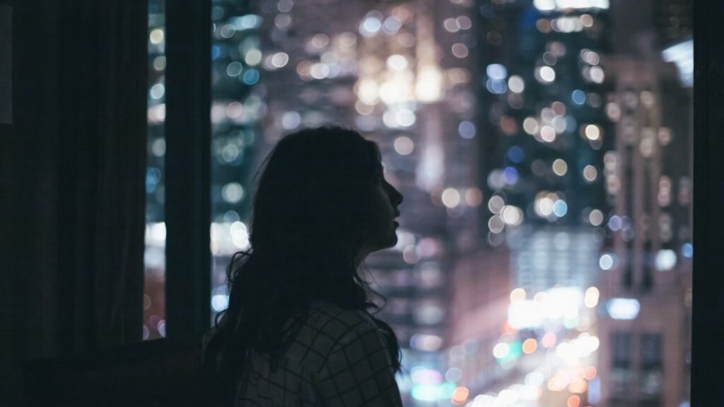 8 Personality Traits of People Who Think Too Much at Night