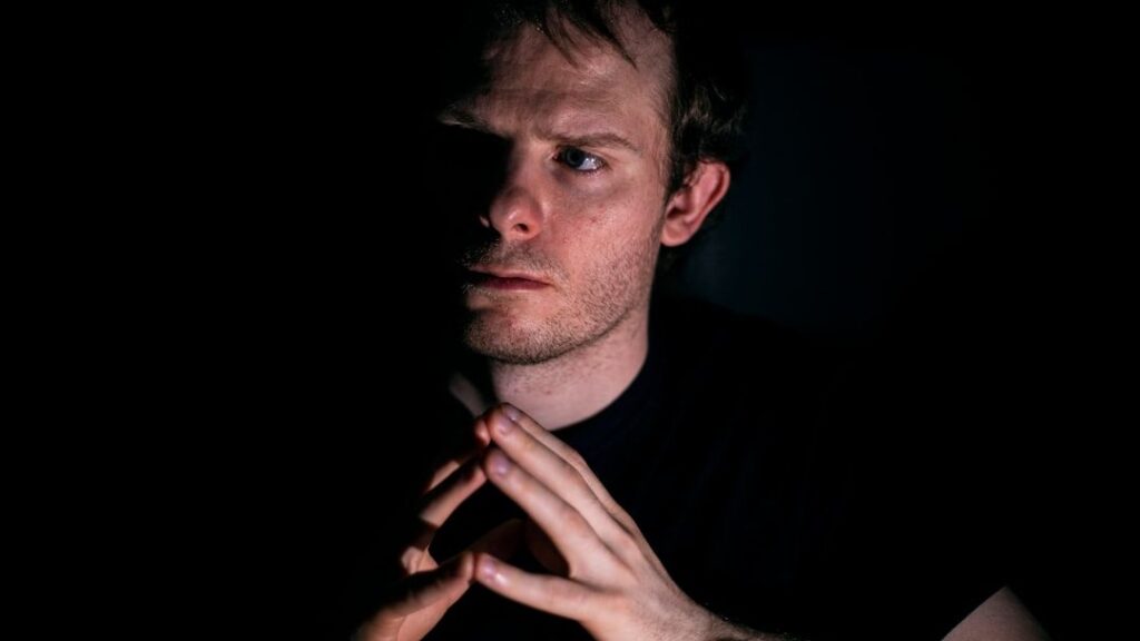 7 Gestures That Reveal Hidden Intentions You Might Be Missing