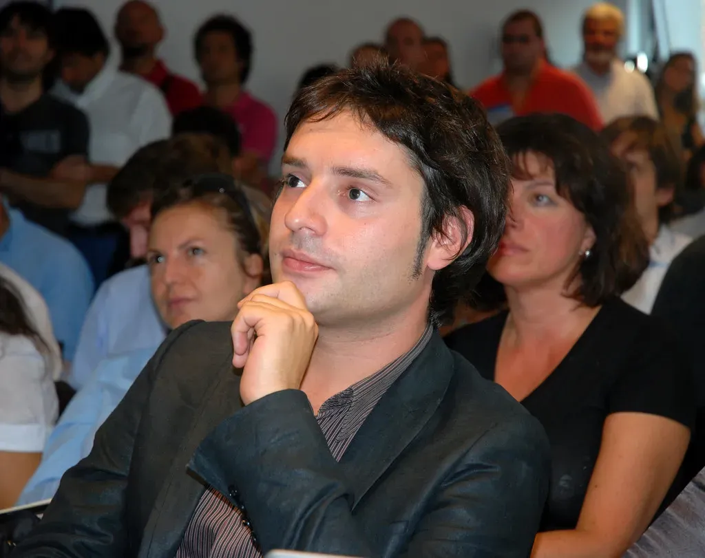 Are You Emotionally Intelligent? 10 Signs You Read People Accurately