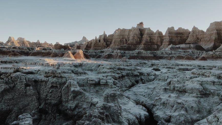 9 Fascinating Geological Formations That Echo Earth's Dinosaur Era
