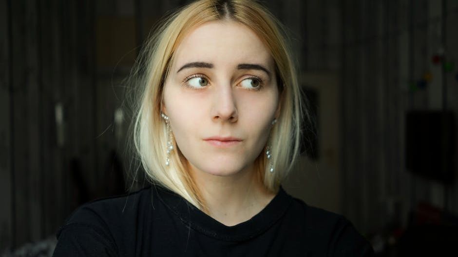 6 Behaviors Emotionally Intelligent People Avoid in Public