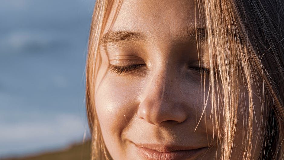 7 Behaviors That Reveal Someone Is Silently Suffering (Even When They Smile)