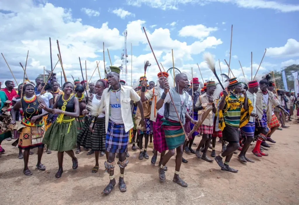 Psychology Says Humans Still Mentally Separate the World Into “Safe Tribe” and “Potential Threat” Without Realizing It