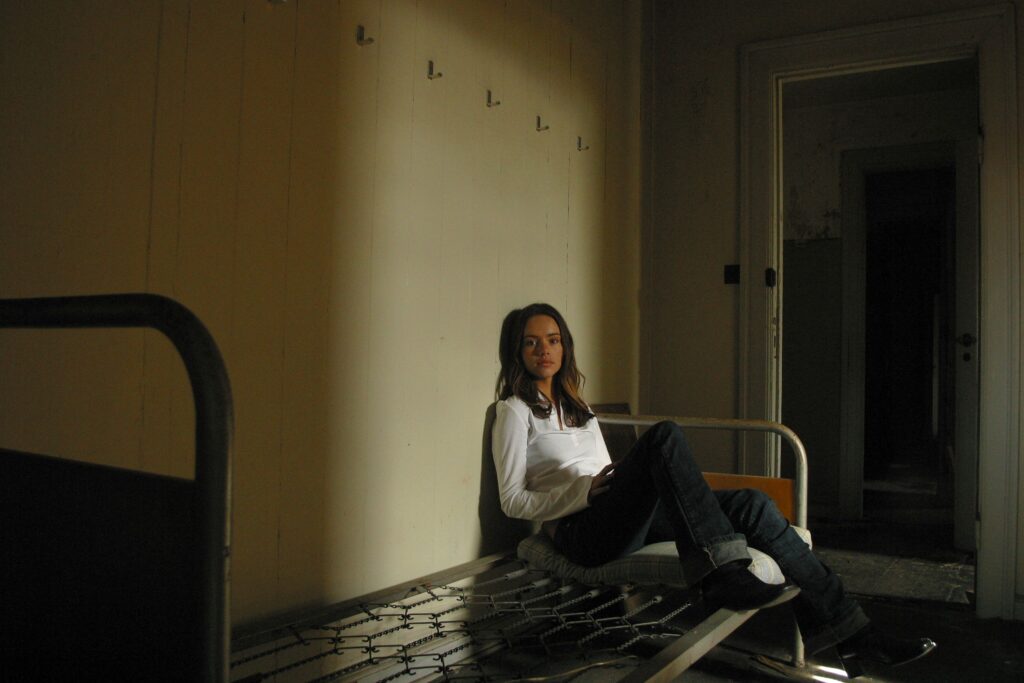 Why Humans Become Uneasy When Everyone Suddenly Goes Quiet - An Ancient Survival Explanation